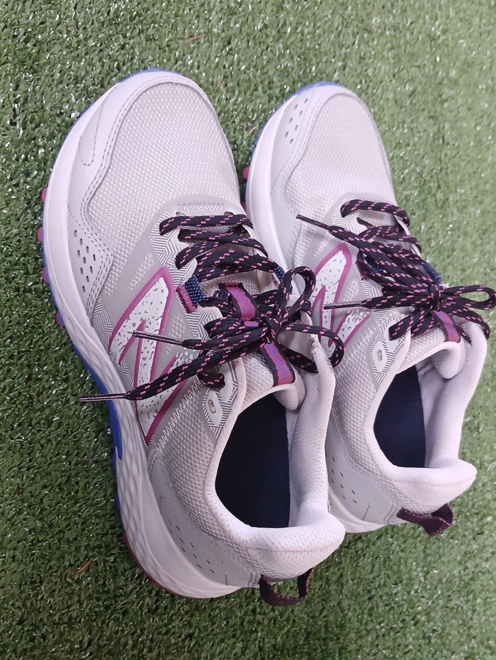 😍New Balance Light Gray and Pink Women's Athletic Shoes Size Us 8